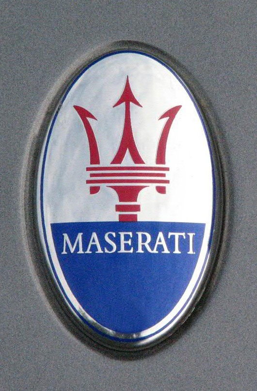 Машина знак трезубец. Эмблемы автомобилей. Марки автомобилей со значками. Maserati эмблема. Maserati логотип авто.